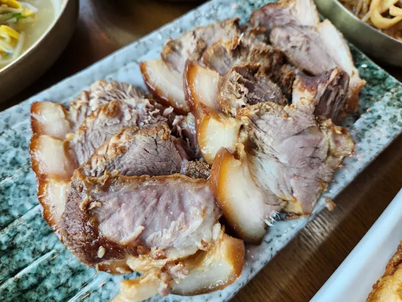 윤기가 자르르 흐르는 흑돼지 수육