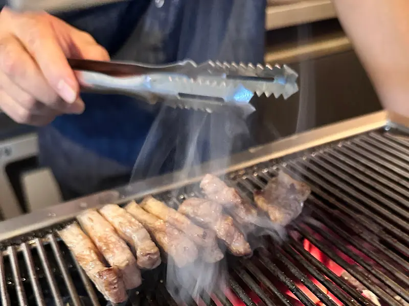 사장님이 직접 구워주는 모습