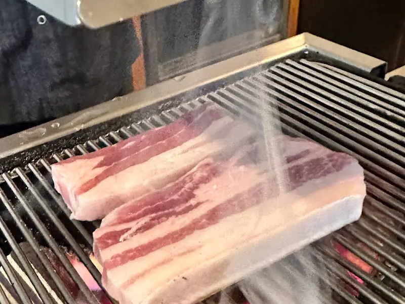 숯불 위에 구워지는 흑돼지