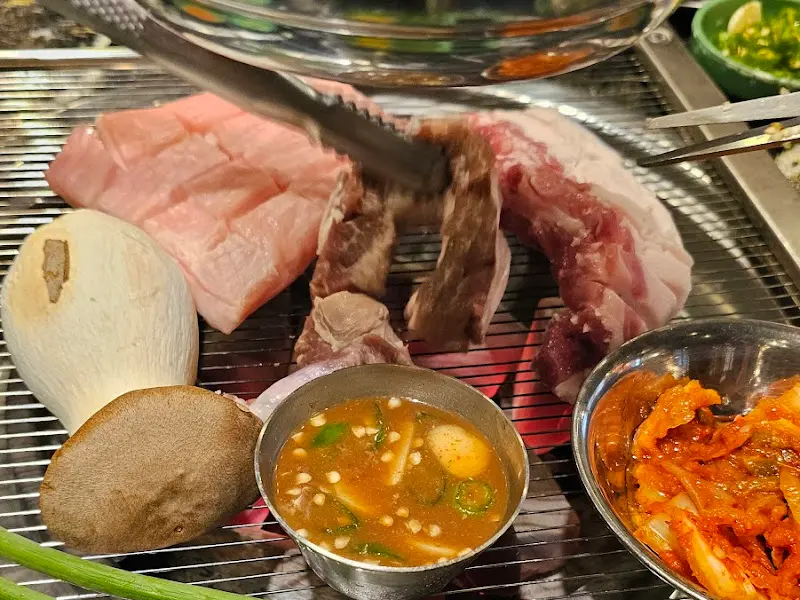 흑돼지 오겹살과 버섯