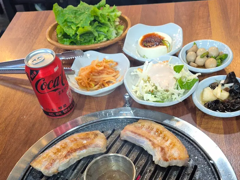 푸짐하게 차려진 밑반찬과 흑돼지 오겹살