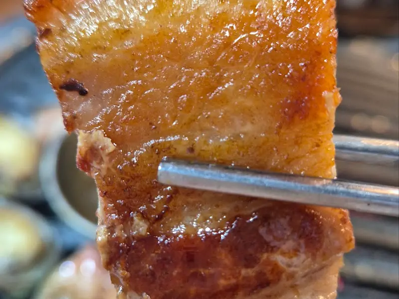 윤기가 좔좔 흐르는 흑돼지 오겹살