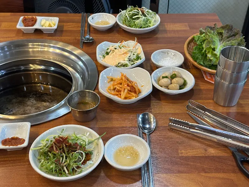 테이블 가득 차려진 밑반찬