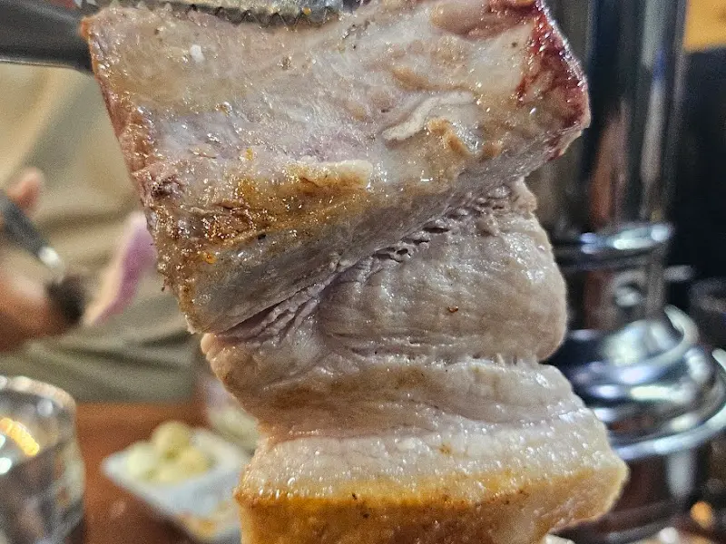 잘 익은 흑돼지 한 점