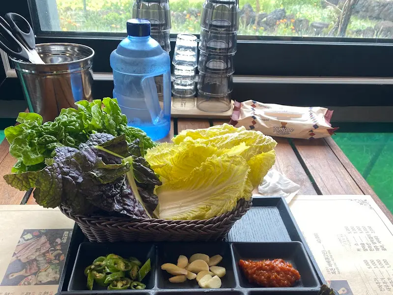 텃밭에서 직접 재배한 신선한 쌈 채소