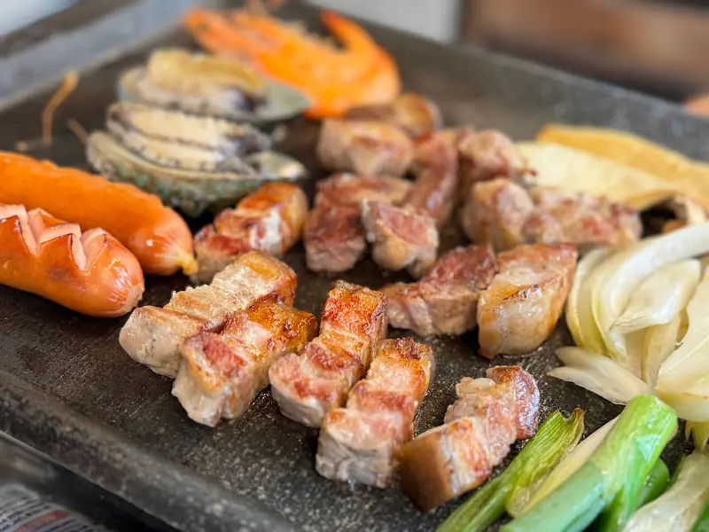 잘 익은 흑돼지와 해산물