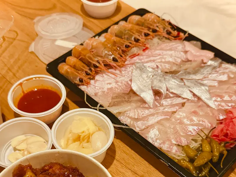 모듬회와 곁들임 찬