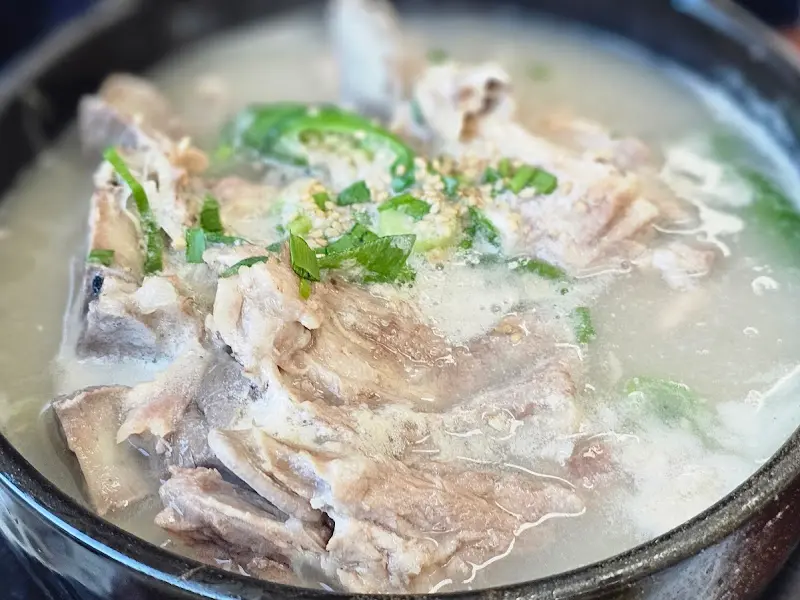 접착뼈국의 진한 국물