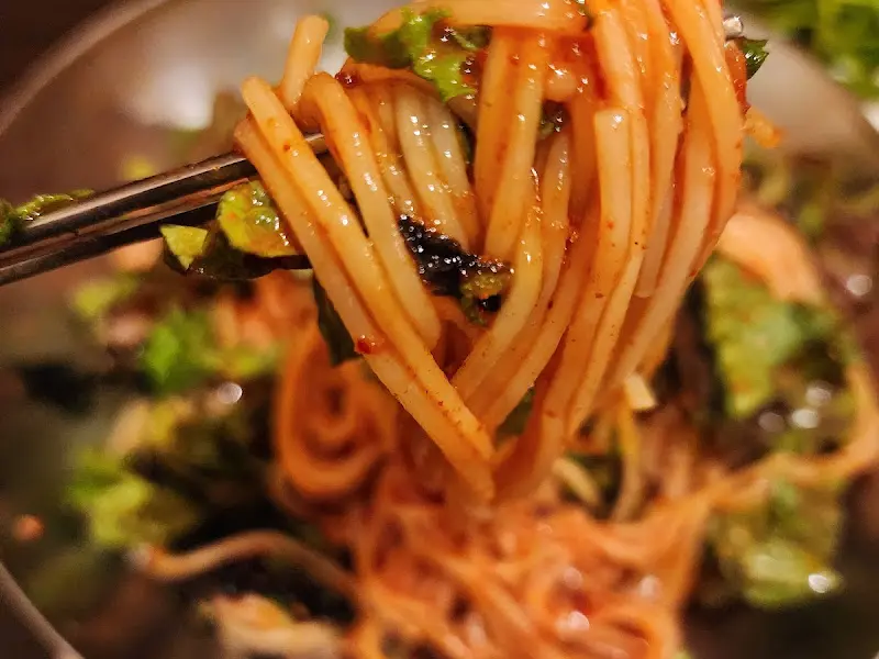 젓가락으로 면을 들어올린 모습