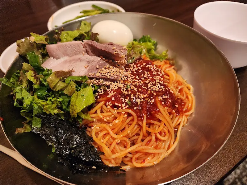 맛깔스러운 비빔국수