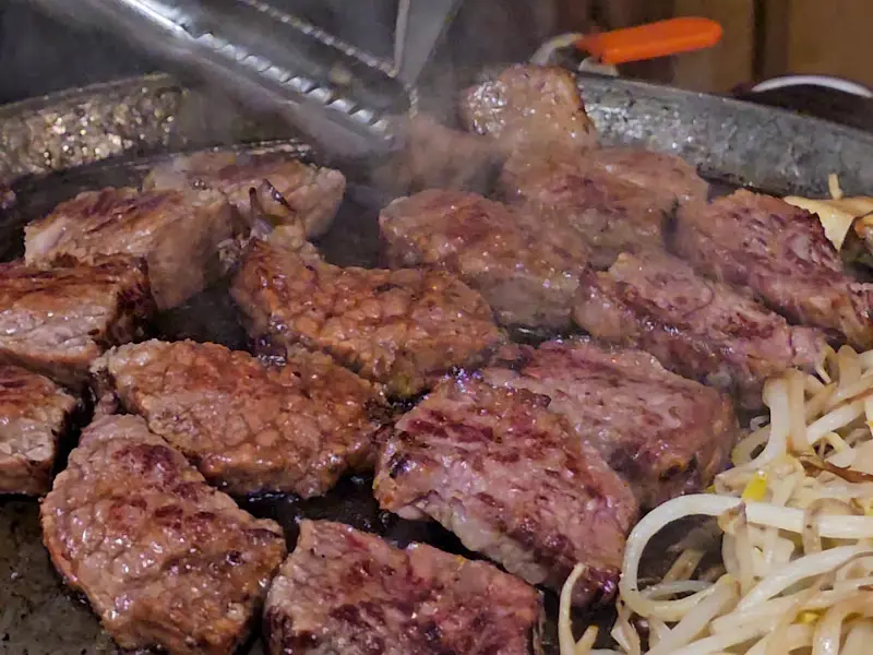 불판 위에서 익어가는 우대갈비 조각들