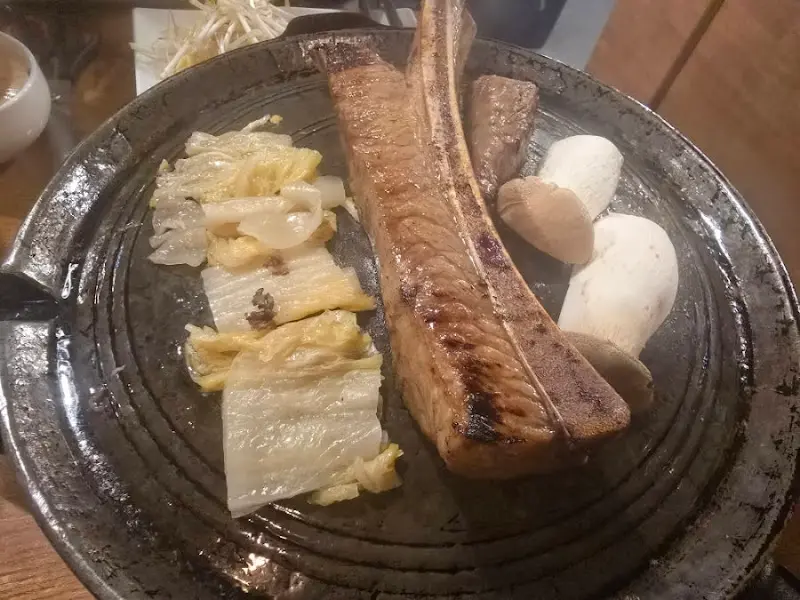 불판 위에 올려진 우대갈비와 버섯, 양파