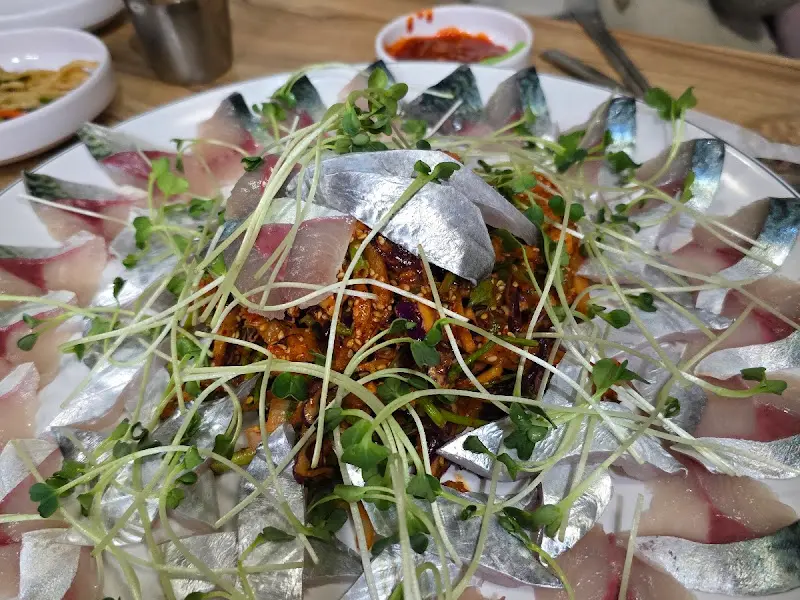 꽃처럼 펼쳐진 아름다운 고등어회