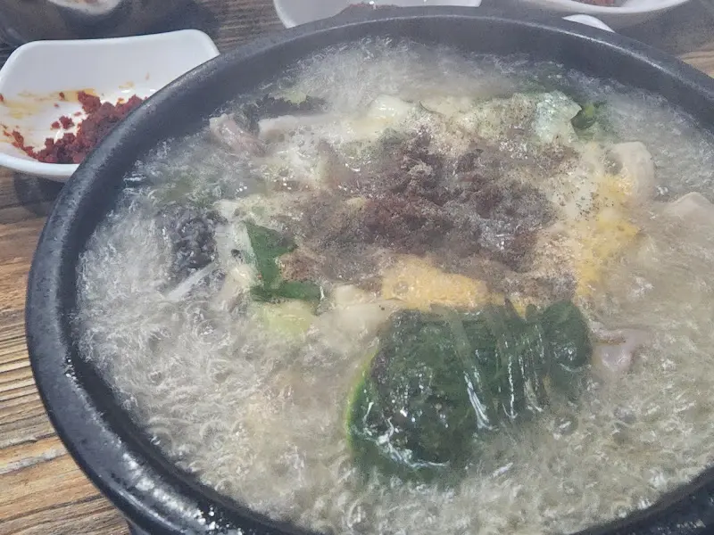 다진 양념이 올려진 해장국