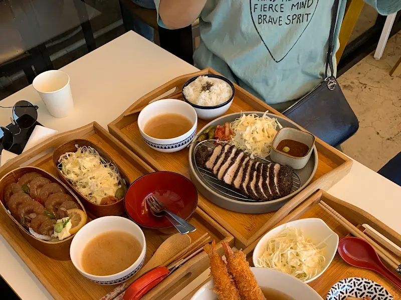 현무암카츠와 샐러드