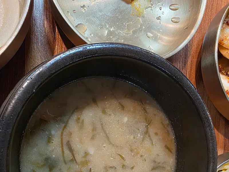 뚝배기에 담겨 나온 따뜻한 몸국의 모습