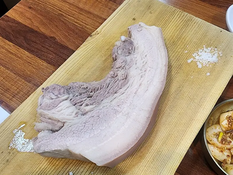 도마 위에 놓인 큼지막한 흑돼지 돔베고기