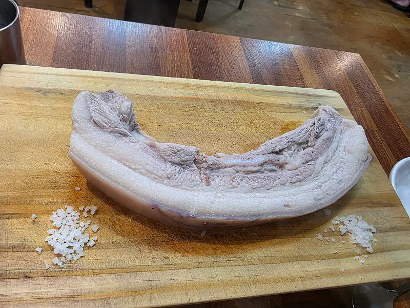 도마 위에 놓인 흑돼지 돔베고기 덩어리