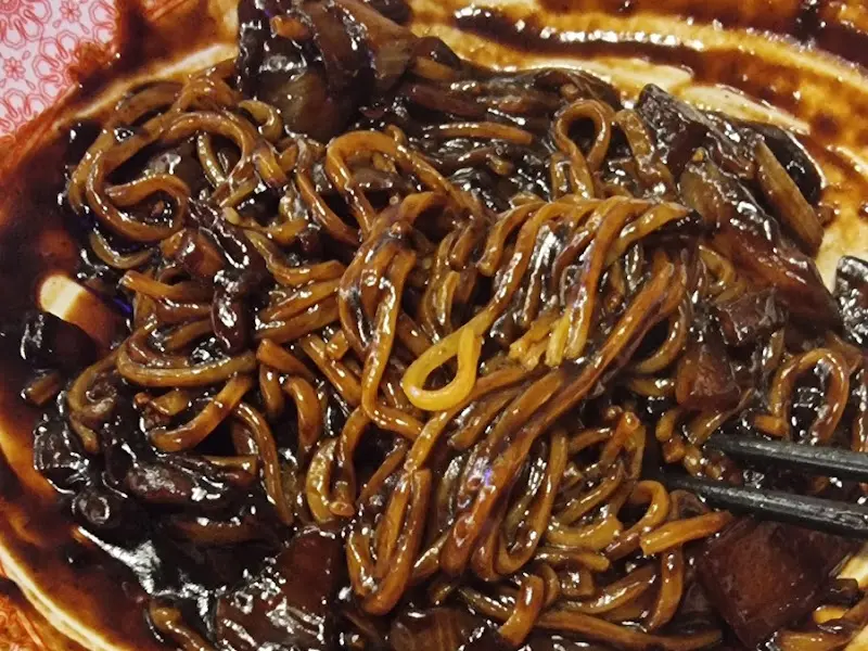 윤기가 흐르는 짜장면
