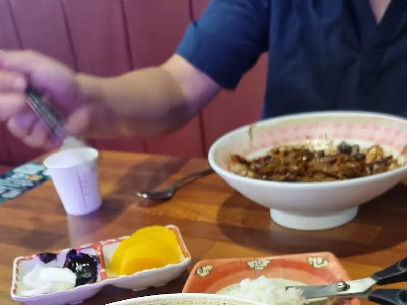 짜장면을 먹는 모습