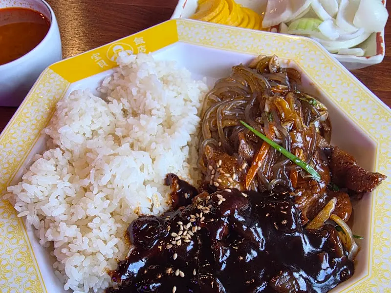 고기와 짜장 소스가 듬뿍 올라간 짜장밥