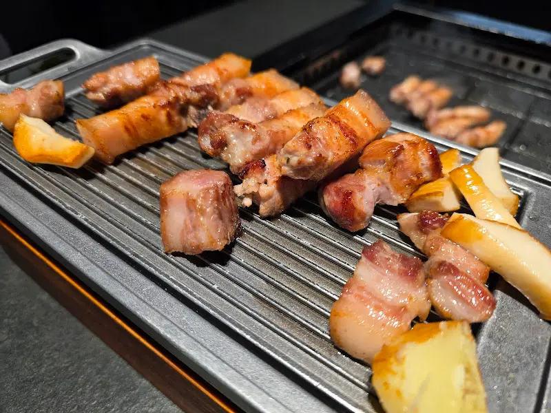 노릇노릇하게 익어가는 흑돼지