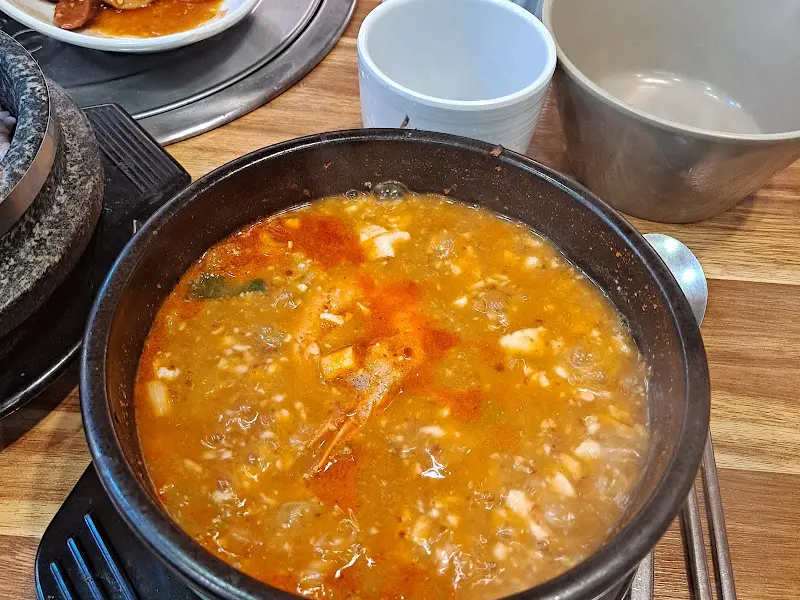 뚝배기에 담겨 나온 차돌순두부찌개의 클로즈업 샷