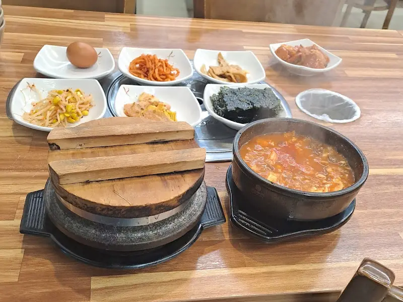 한상 가득 차려진 순두부찌개와 밑반찬