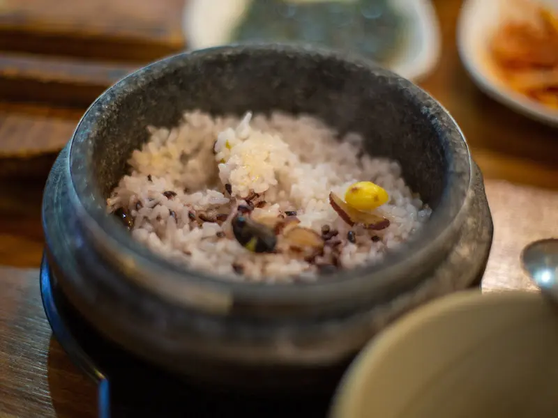 솥밥 안의 흑미밥