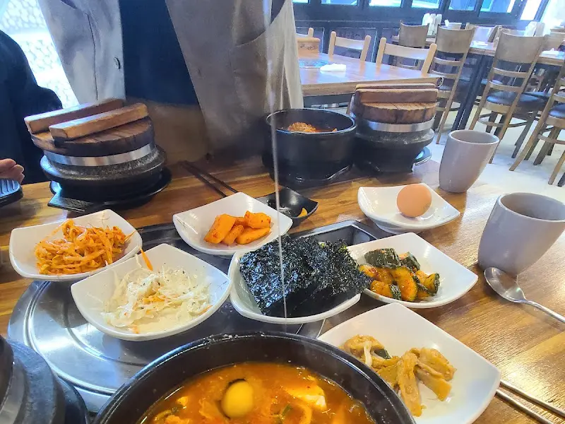 테이블 가득 차려진 음식