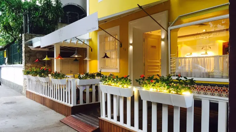 해안가에 위치한 식당 외관