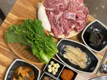 잊을 수 없는 풍미, 제주 대돗에서 맛보는 접짝뼈의 향연 (맛집)