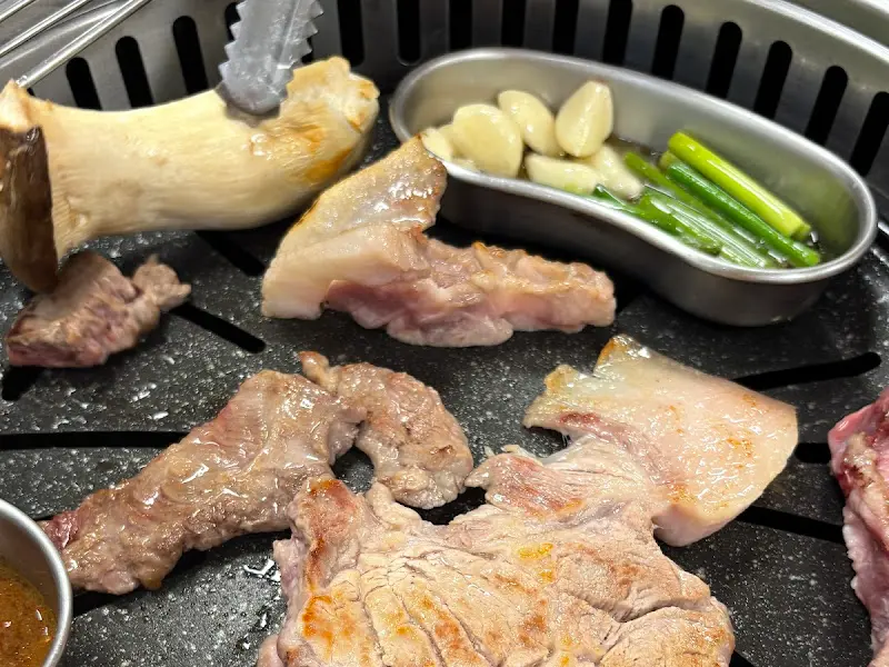 숯불 위에서 익어가는 접짝뼈 구이