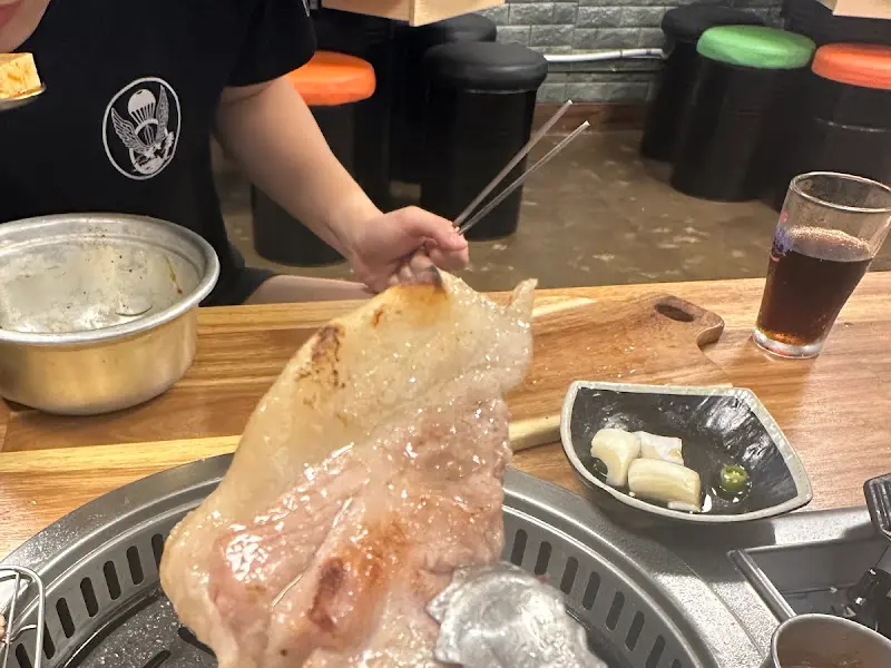 고기를 즐기는 모습