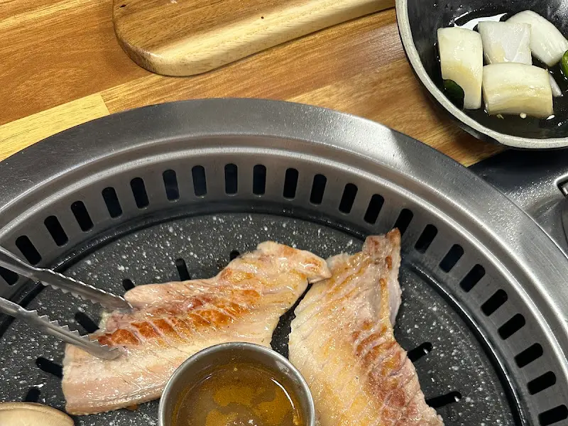 고기를 굽는 모습