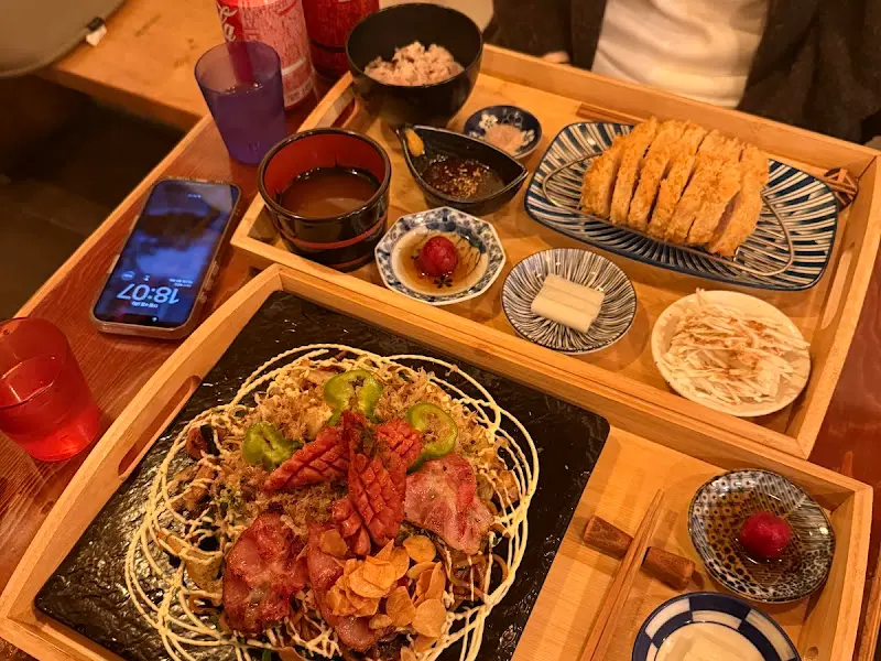 돈카츠 정식과 BBQ 야끼소바