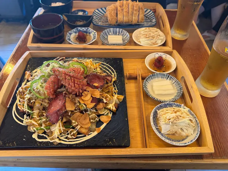 돈카츠와 야끼소바 한 상 차림