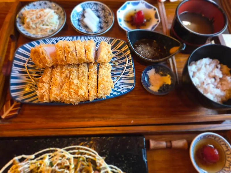 돈카츠 정식의 아름다운 구성