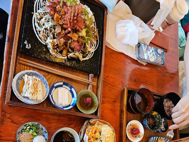 테이블 위에 놓인 야끼소바