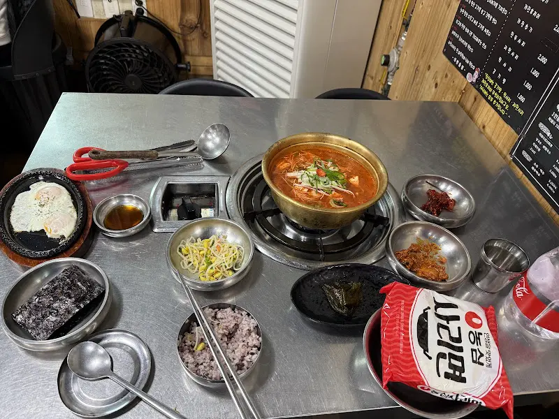 푸짐한 김치찌개 한 상 차림
