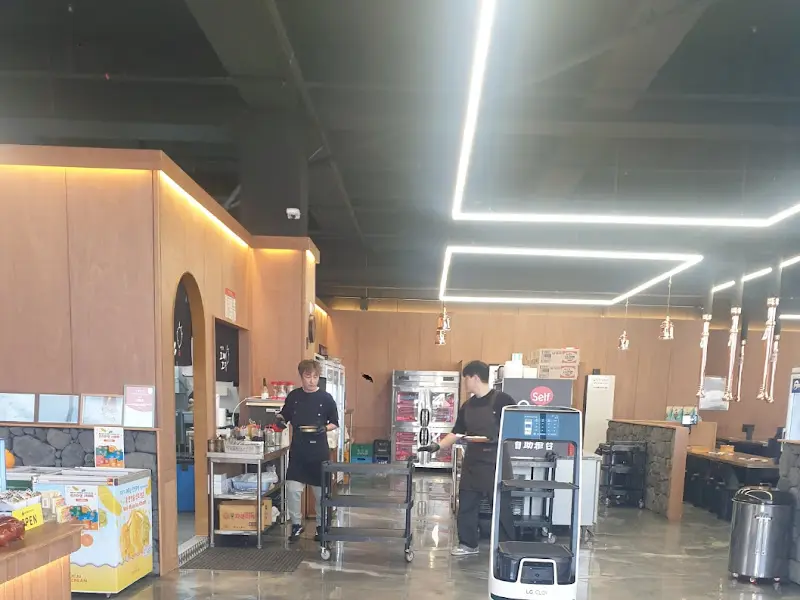 직원들이 분주하게 움직이는 식당 내부