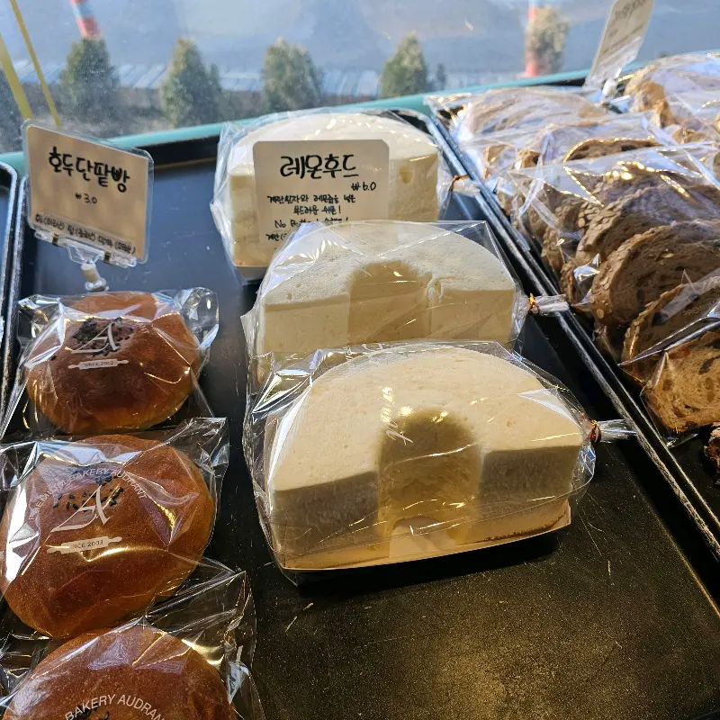 마농 바게트와 인절미 브레드