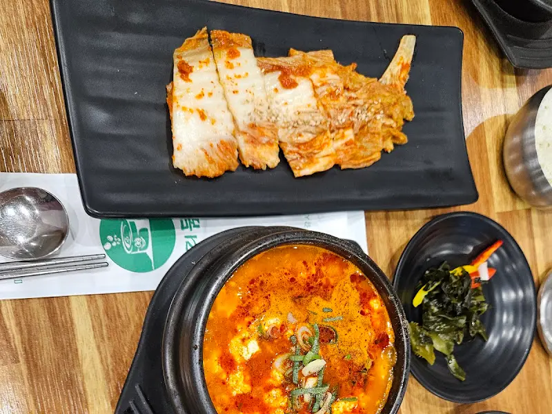 흑돼지 순두부찌개와 밑반찬