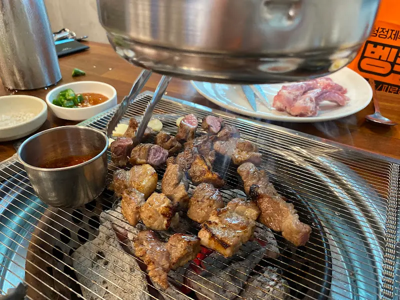 숯불 위에서 익어가는 흑돼지