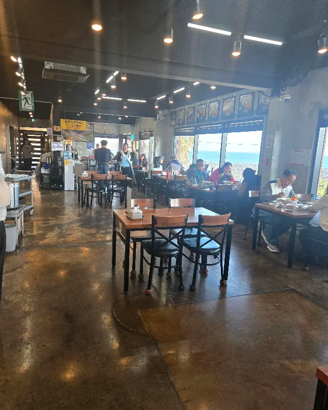 넓고 쾌적한 식당 내부