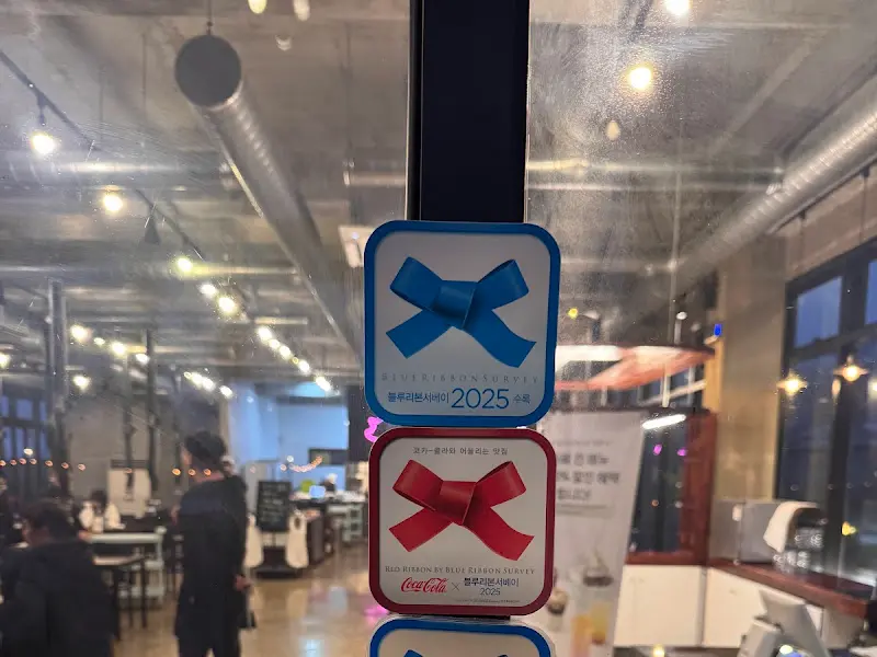 식당 입구에 붙어있는 블루리본 스티커