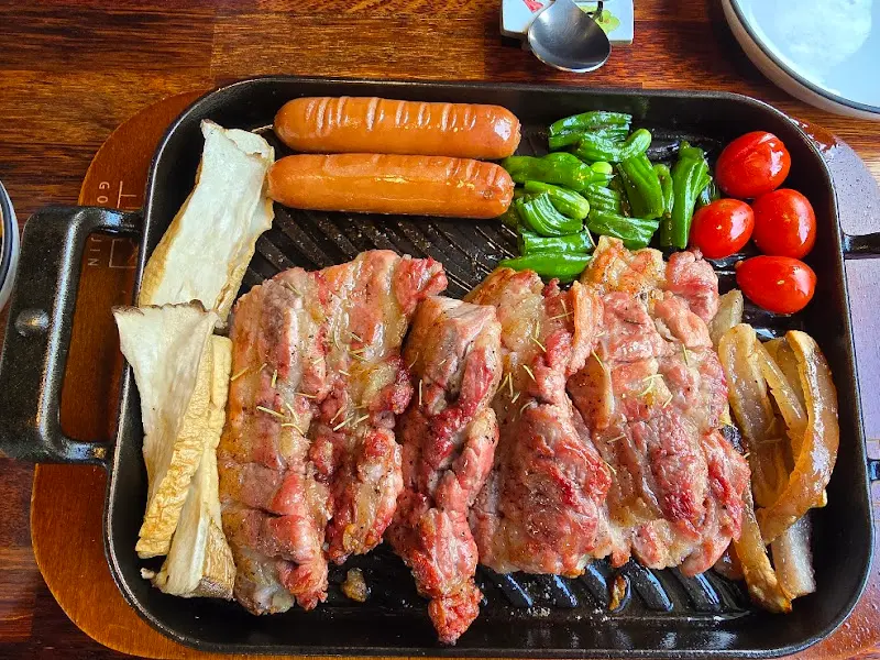 항아리에서 구워져 나온 백돼지 바베큐