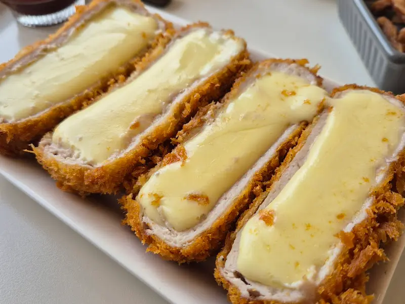 촉촉한 치즈가 듬뿍 들어간 치즈 돈까스