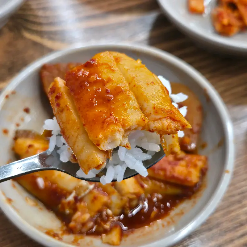 숟가락 위에 올려진 갈치조림