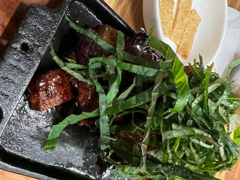 깻잎과 함께 구워져 나온 흑돼지 양념구이